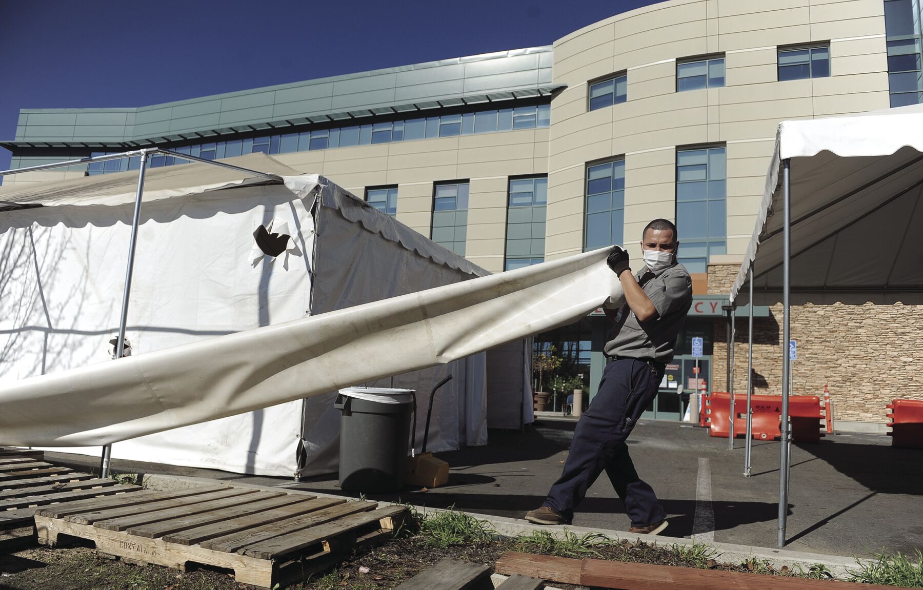 02_05_LM_TENTS_01.JPG